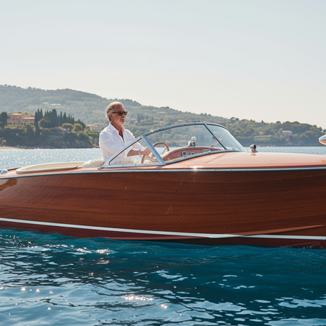 Teakpflege auf dem Boot – So bleibt Ihr Deck schön, geschützt und lebendig